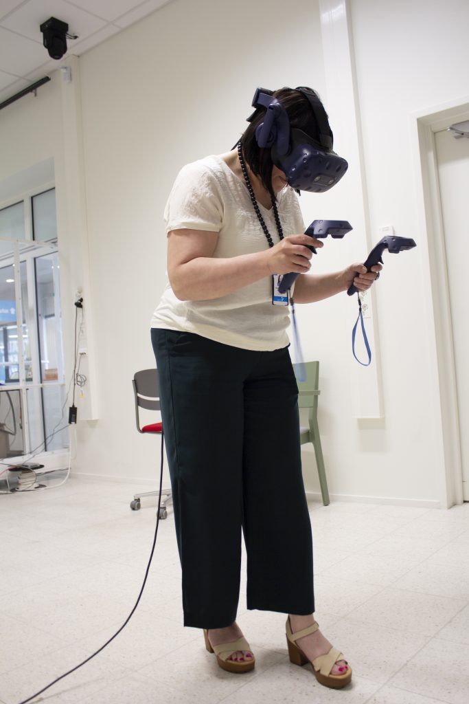 Avajaisvieras testaamassa VR-laseja.