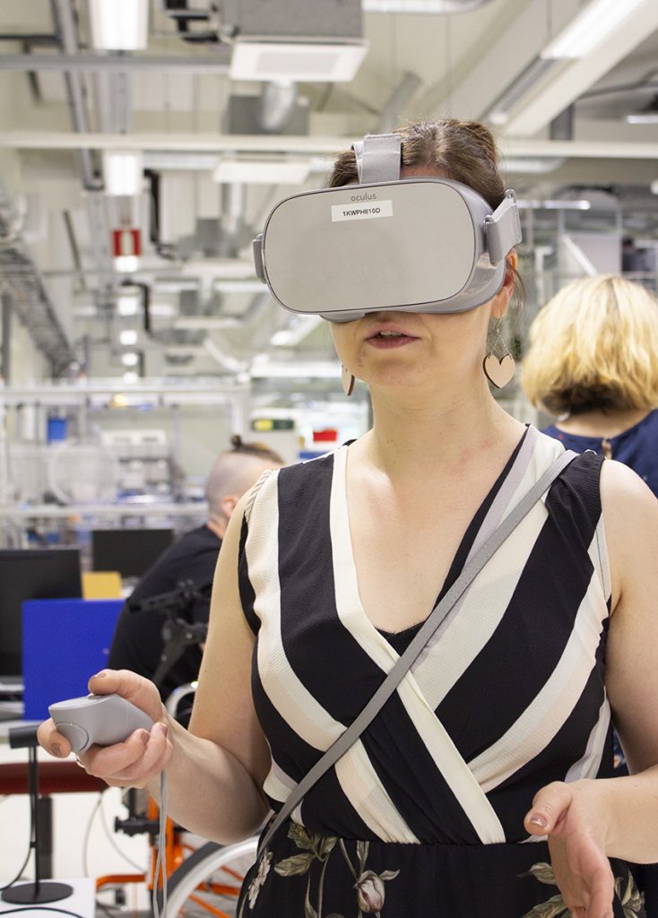 Essi Vanha-Viitakoski kokeilee VR-laseja.