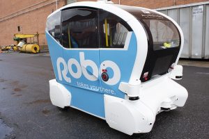 Robo on sinivalkoinen autonominen ajoneuvo.