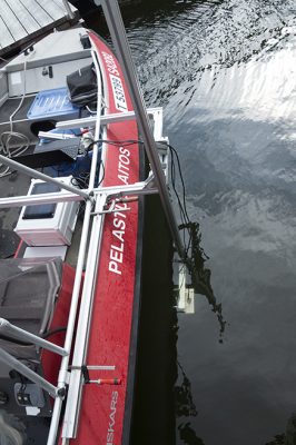 Mittalaitteet ovat veden alla veneen vierellä.