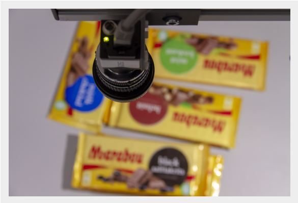 Konenäkökamera kuvaa suklaalevyjä.