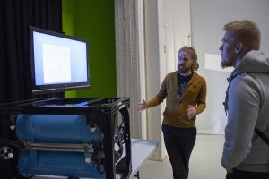 Tutkija-opettaja Toni Aaltonen esitteli suunnittelemaansa vedenalaista autonomista robottia.