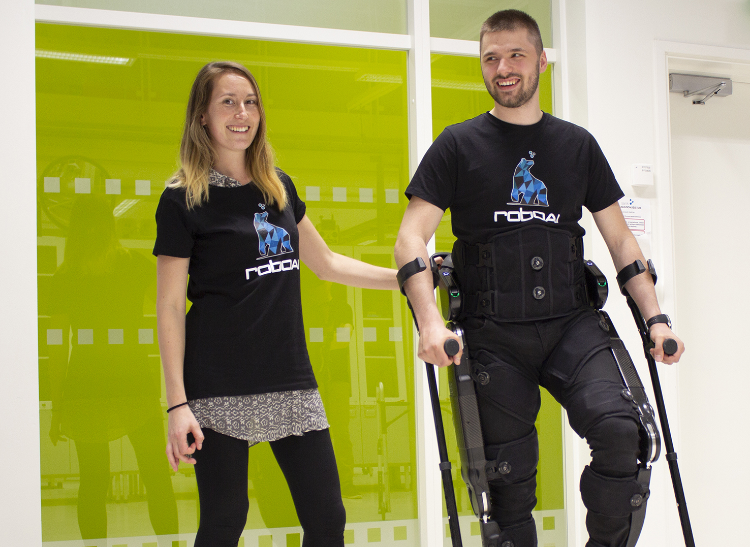 Anja ja Lenni esittelevät Indego-eksoskeletonia.