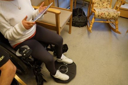 The picture shows a balance board under the patient's feet.