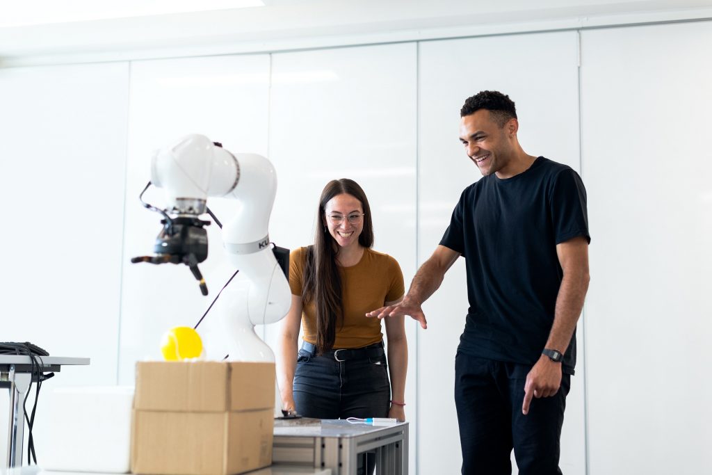 Mies ohjaa robottia kädellään Leap Motion -sensorien avulla.