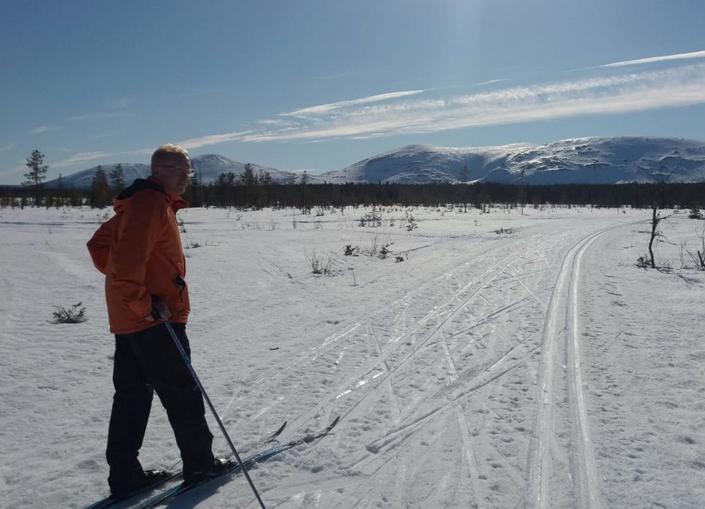 Petteri Pulkkinen hiihtämässä.