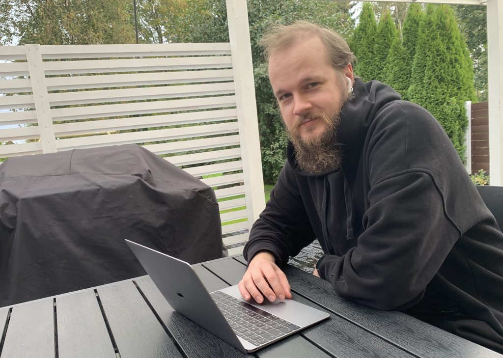 Joonas Nordlund istuu terassipöydän äärellä tietokone edessään.