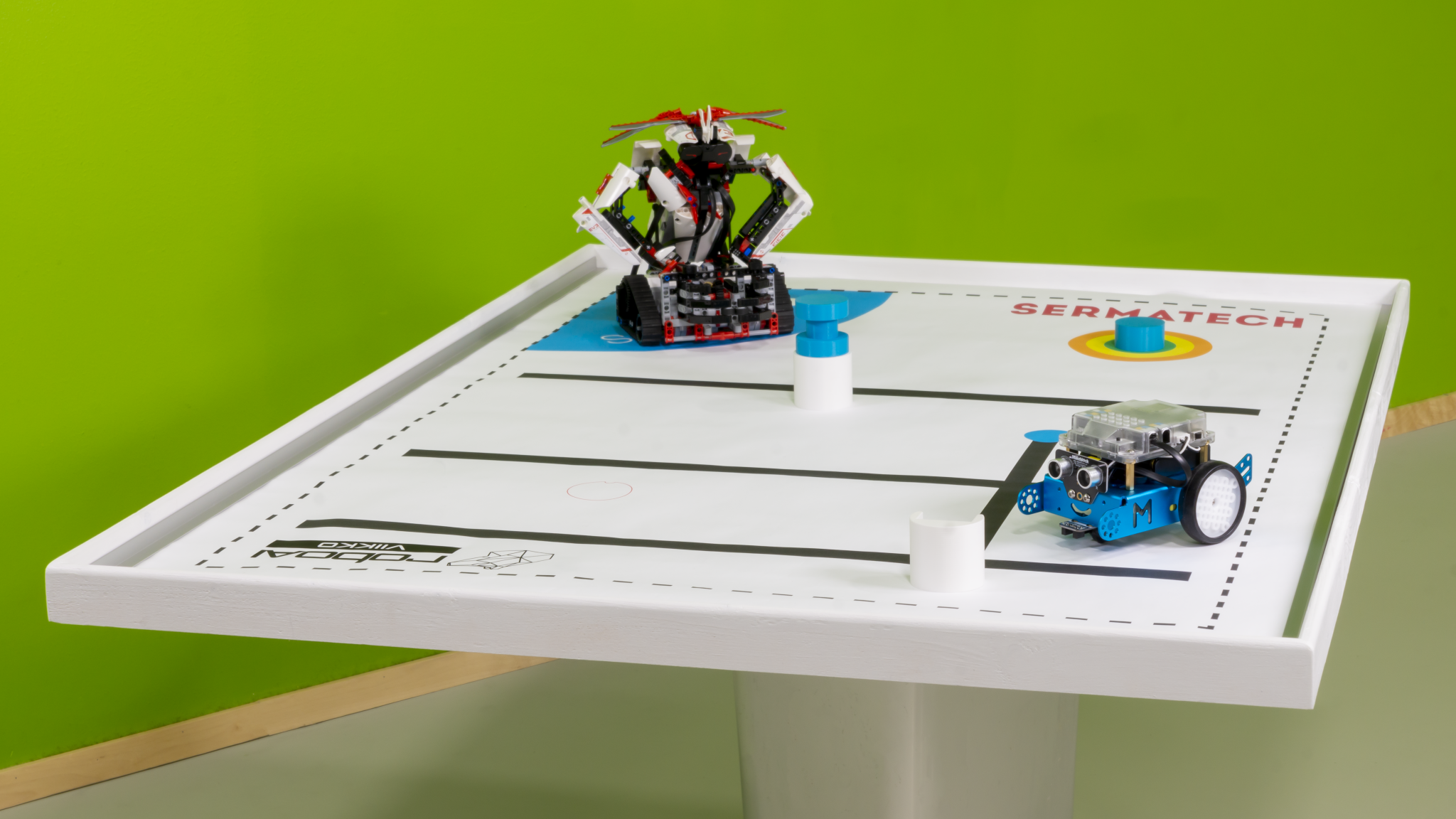 Kuva pelialustasta, jossa on kaksi robottia.