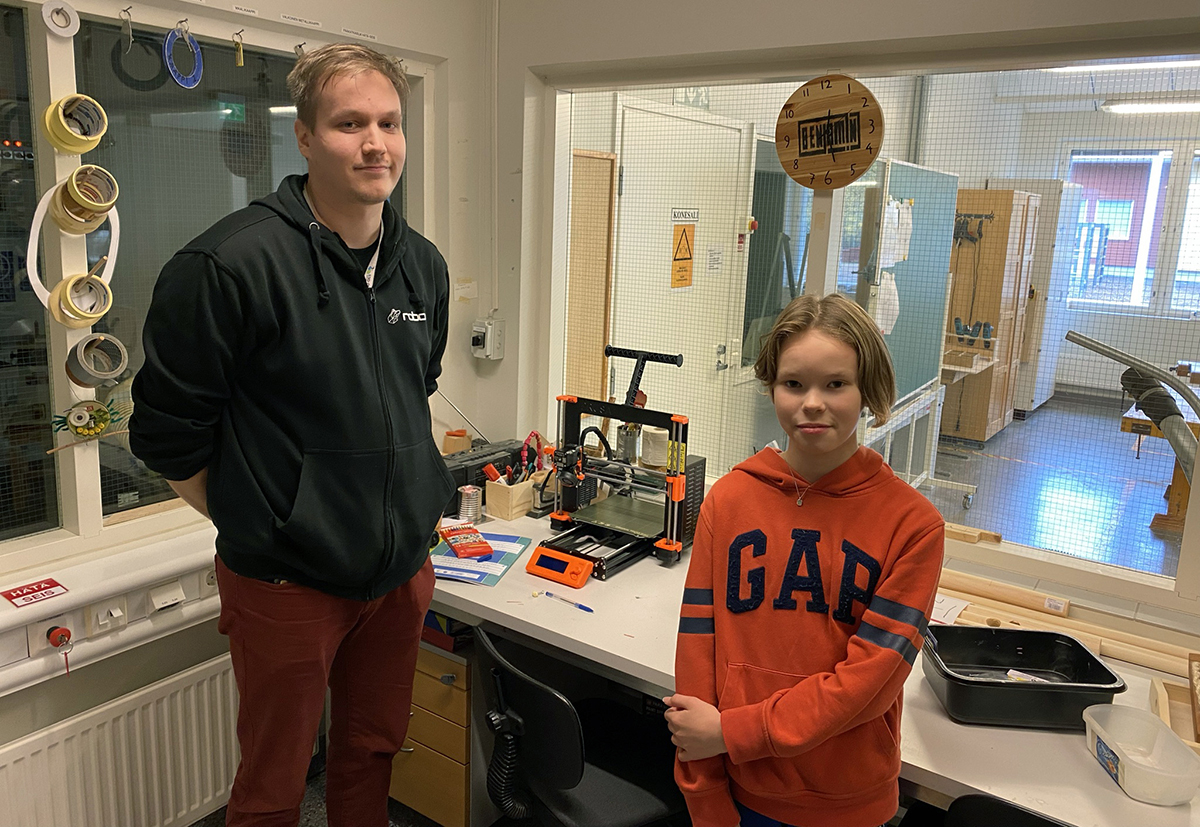 Joonas Kortelainen, keskellä voitettu 3D-tulostin ja oppilas Kosti Suutari.