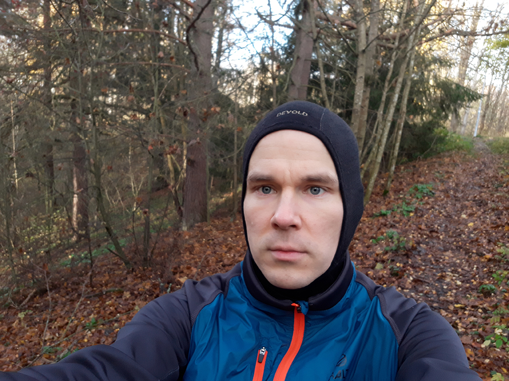 Lähikuvassa metsässä lenkkeilevä Nico Kyngäs.