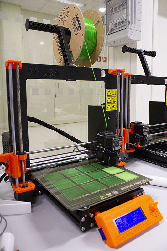 Lähikuvassa Prusan 3D-tulostin.