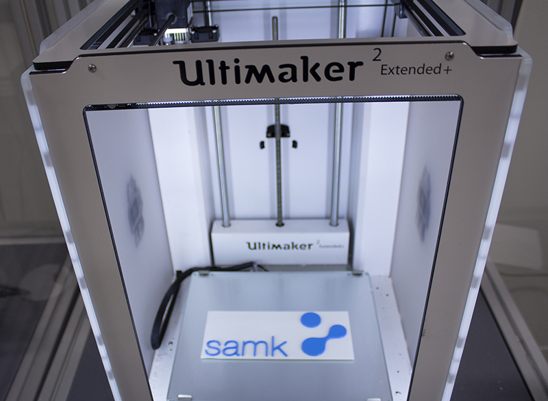 Ultimaker2 Laitekuva Pienempi Lähikuvassa Ultimaker 3D-tulostin, jonka sisällä SAMKin logo.