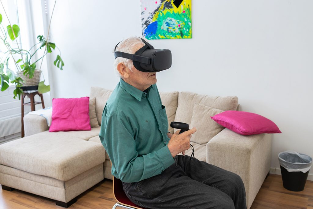 Vanhempi mies kokeilee VR-laseja.