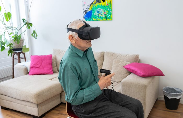 Vanhempi mies kokeilee VR-laseja.