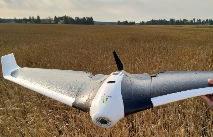 Lähikuvassa peltodataa keräävä lennokki.