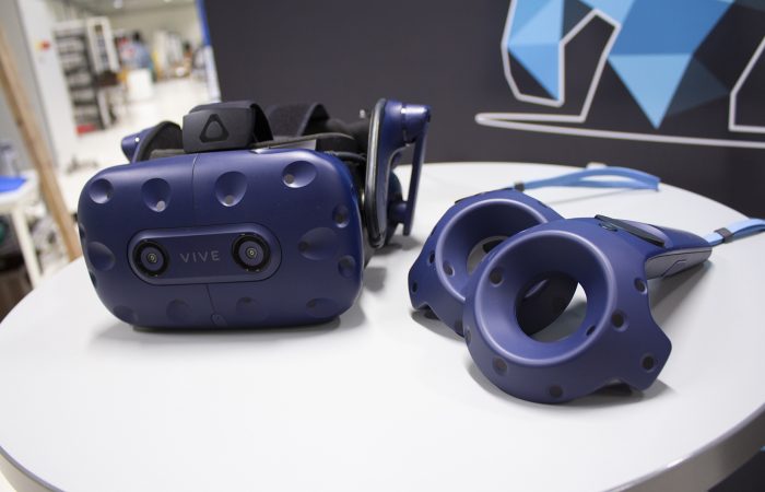 Lähikuvassa VR-lasit pöydällä.