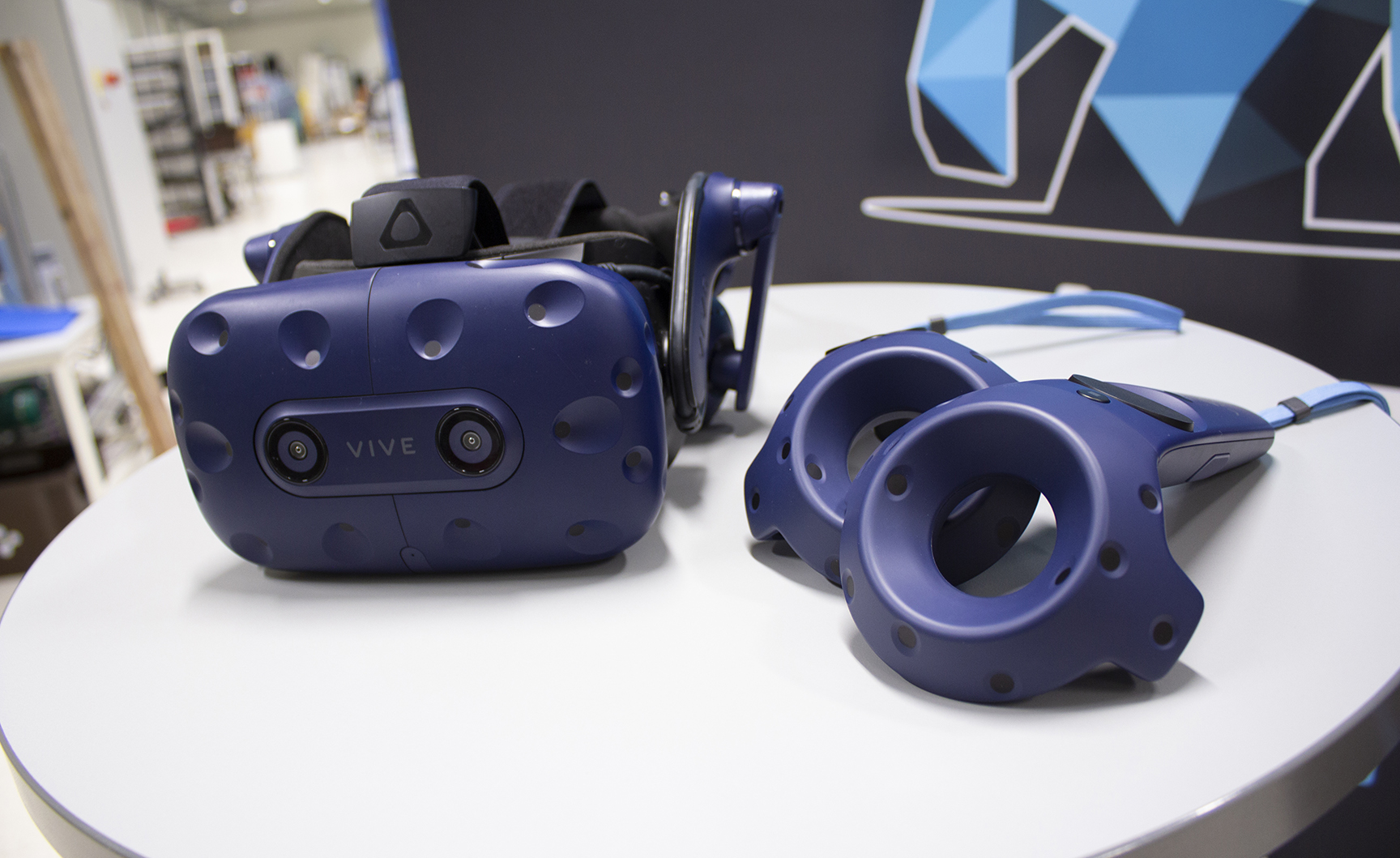 Teknologia Opetuksessa Lähikuvassa VR-lasit pöydällä.