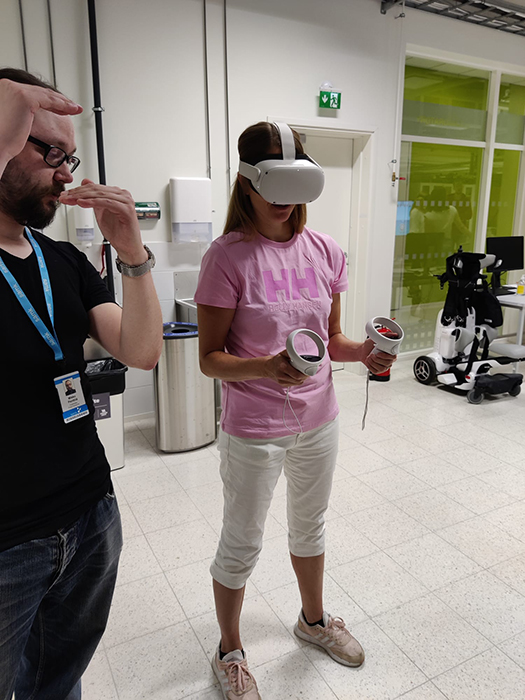Naisella on VR-lasit päässään.