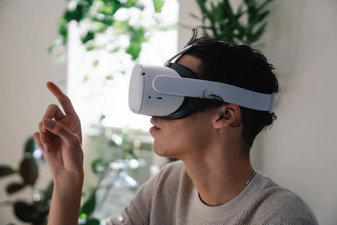 Nuorella pojalla on päässään VR-lasit.