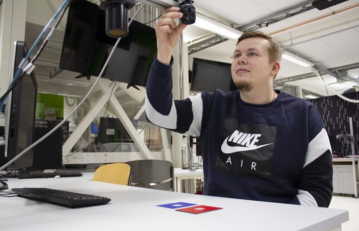 Nuori mies testaa konenäkökameraa.