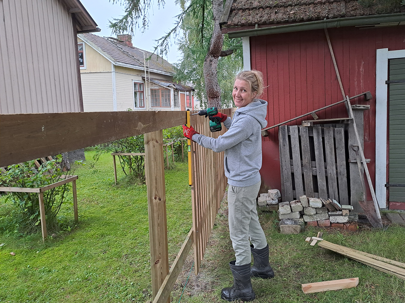 Mervi Vähätalo poraa lautaa kiinni.