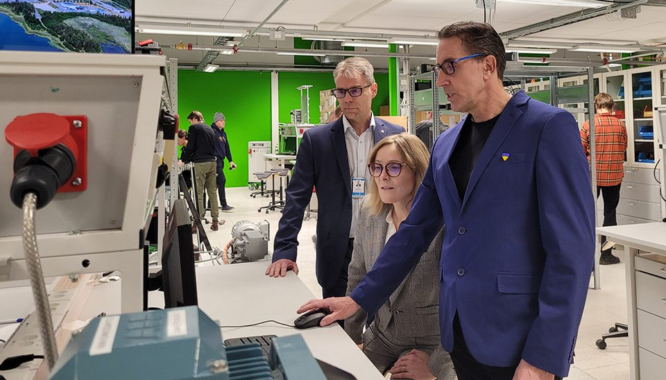 Kuvassa SAMKin rehtori Jari Multisilta, vararehtori Cimmo Nurmi ja Vaasan yliopiston VEBIC-tutkimus- ja innovaatioalustan johtaja Suvi Karirinne tutustuvat RoboAI-laboratorioon.