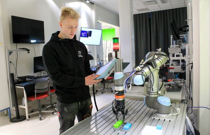 Robotiikka Akatemia 23.11. 55 1 Mies opiskelija ohjaamassa tarttujarobottia.