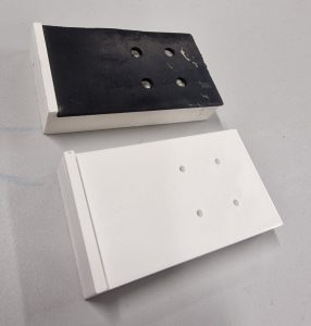 Tarttujan tassu kumipinnalla ja ilman.