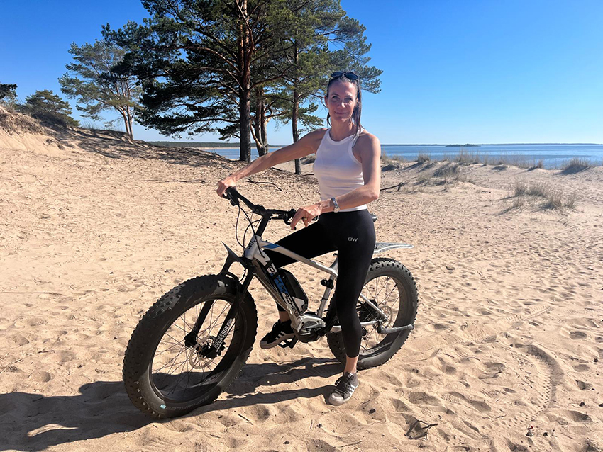 Kuvassa Nina Karttunen on fatbike-pyörän selässä Yyterin rannalla.