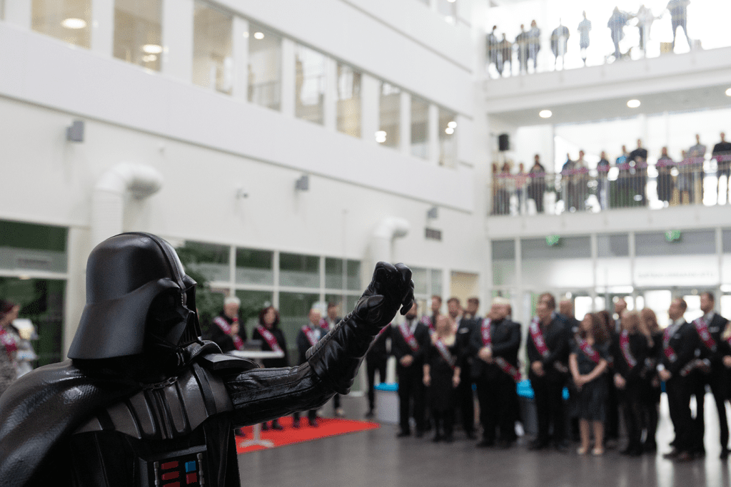3D-tulostettu Darth Vader etualalla, takana näkyy juhalyleisöä.