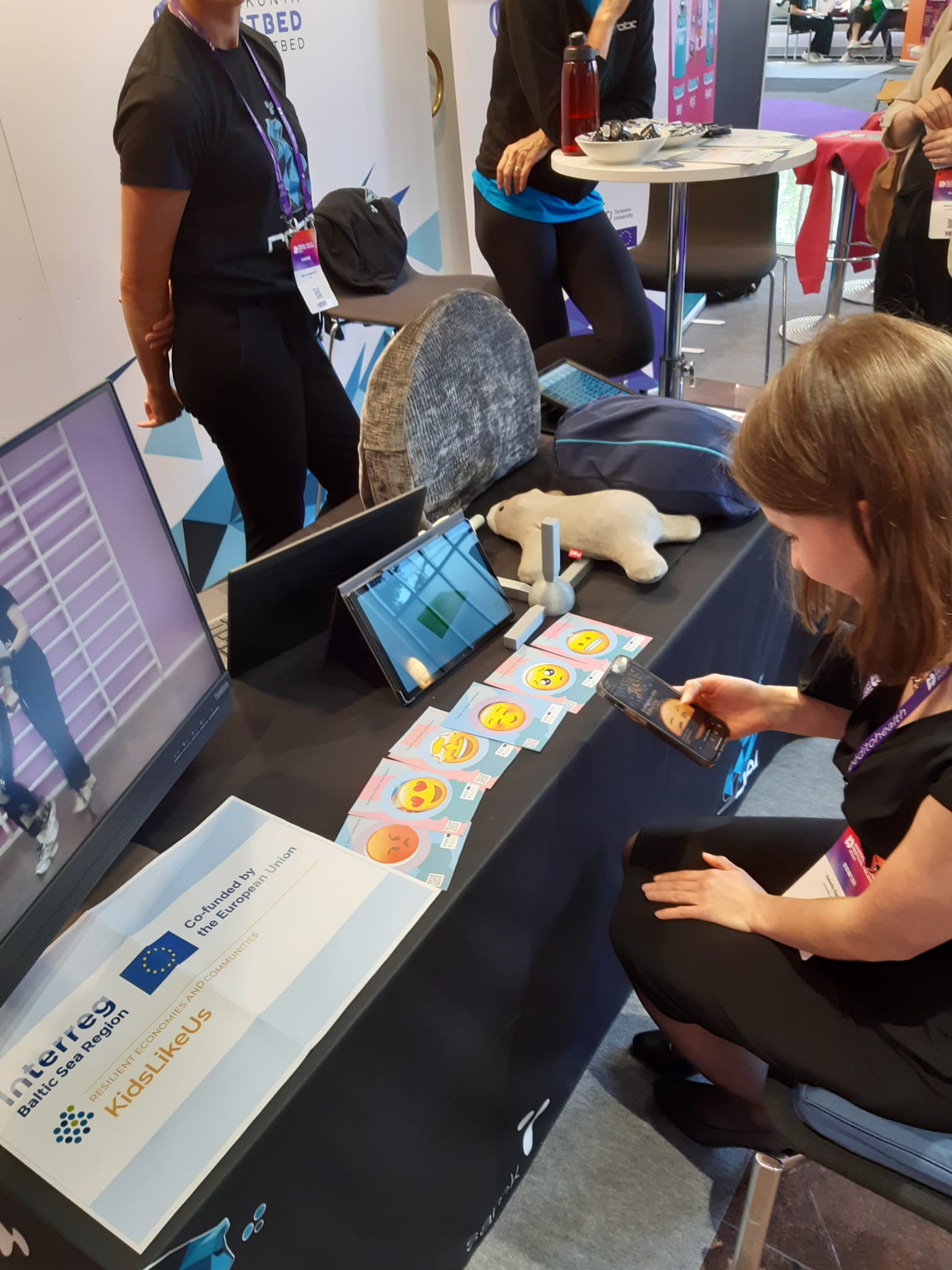 KidslikeUS Kids like us- hankkeen kuvakorttejen läpikäymistä