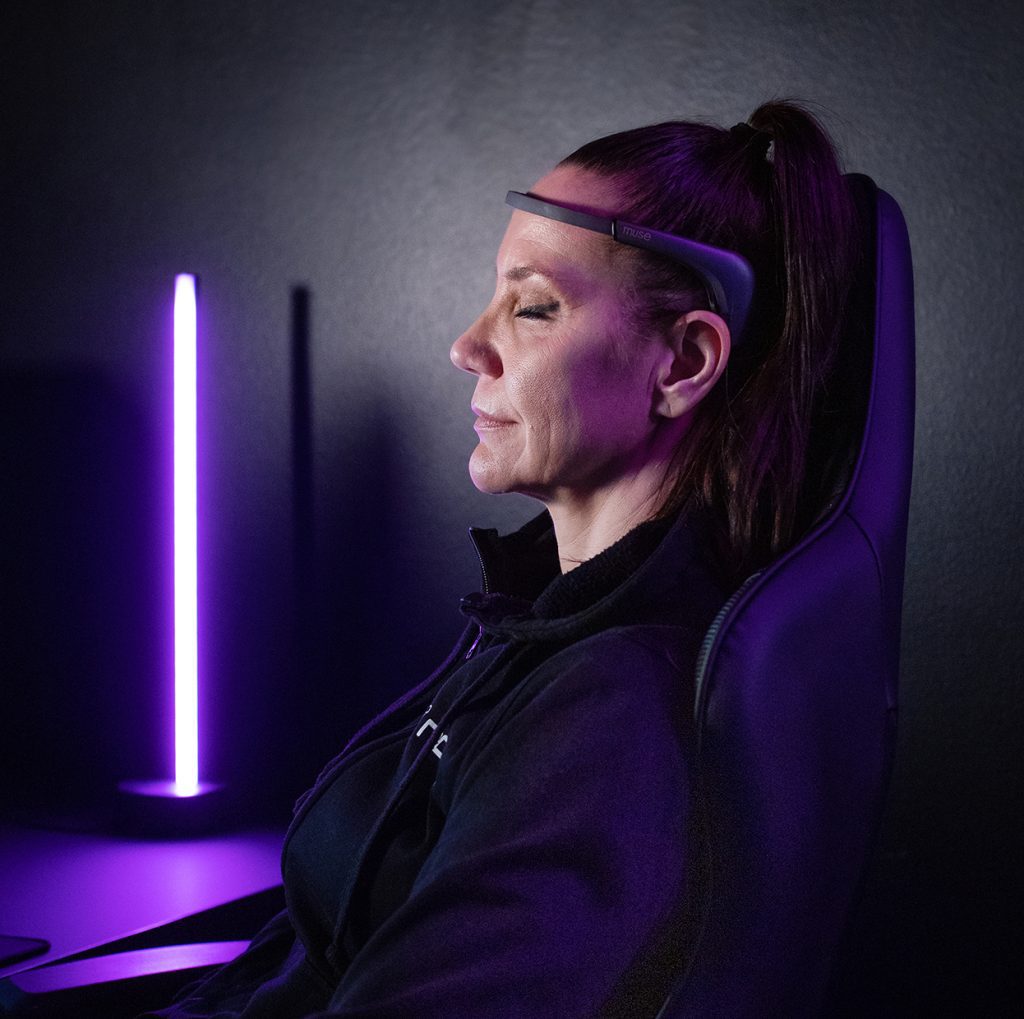 Kuvassa nainen, jolla on silmät kiinni ja päässään EEG-käyrää mittaava laite.