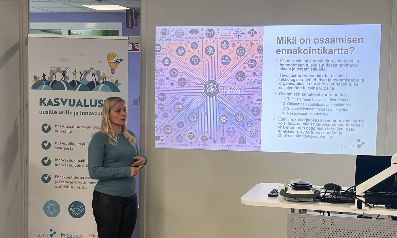 Sarin Kuva Naishenkilö esittää luokan edessä.
