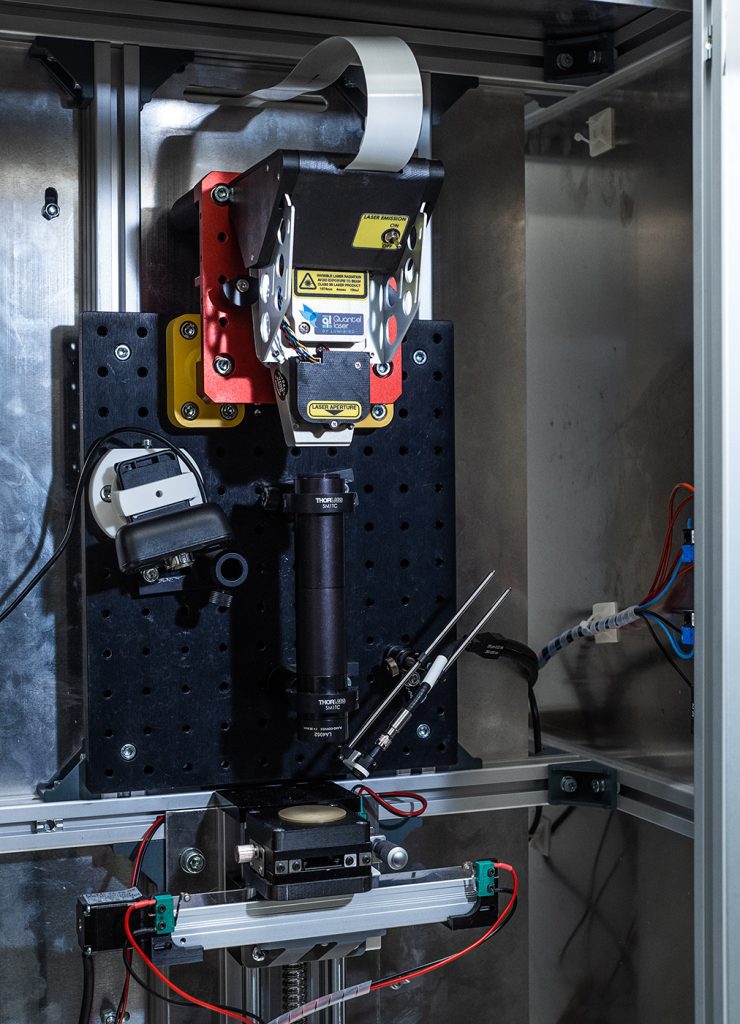 Lähikuvassa metallijakeita tunnistava laite.