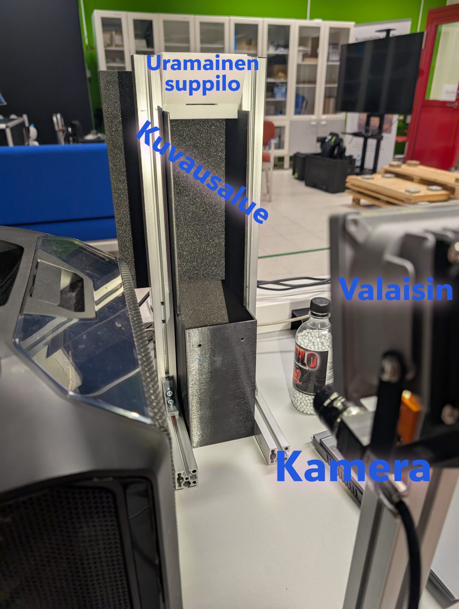 Kuva1 Lähikuvassa kokeilussa käytetty kuvaussetup, joka koostuu kuvausalueesta (uramainen suppilo), kamerasta ja valaisimesta