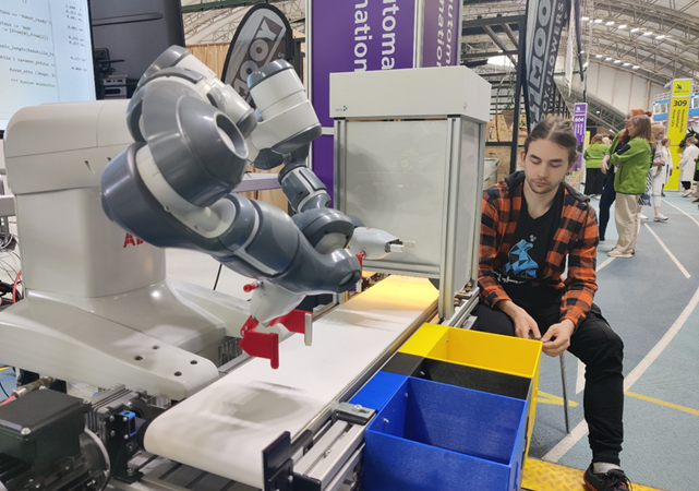 Kuva3 Kuva 3 – RoboAI-akatemian opiskelija Ilja Kuntola esittelemässä roskienlajittelurobottia Taitaja 2024 -tapahtumassa.