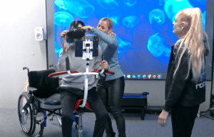 Pelisellissä VR-lasien avulla ajamaan moottoripyörää.