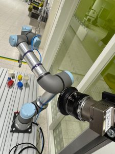 Lähikuvassa käsivarsirobotti.