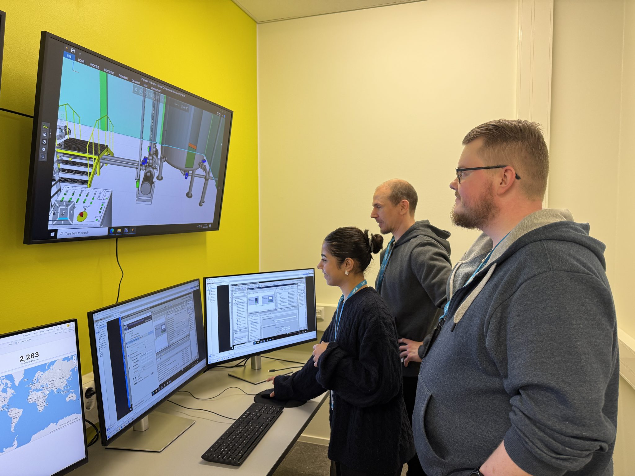 Projektityöntekijät RoboAI Cyberlabissa Shristi, Rami ja Eetu ovat samaa mieltä siitä, että työ RoboAI Cyberlabissa on ponnahduslauta tulevaisuuteen.