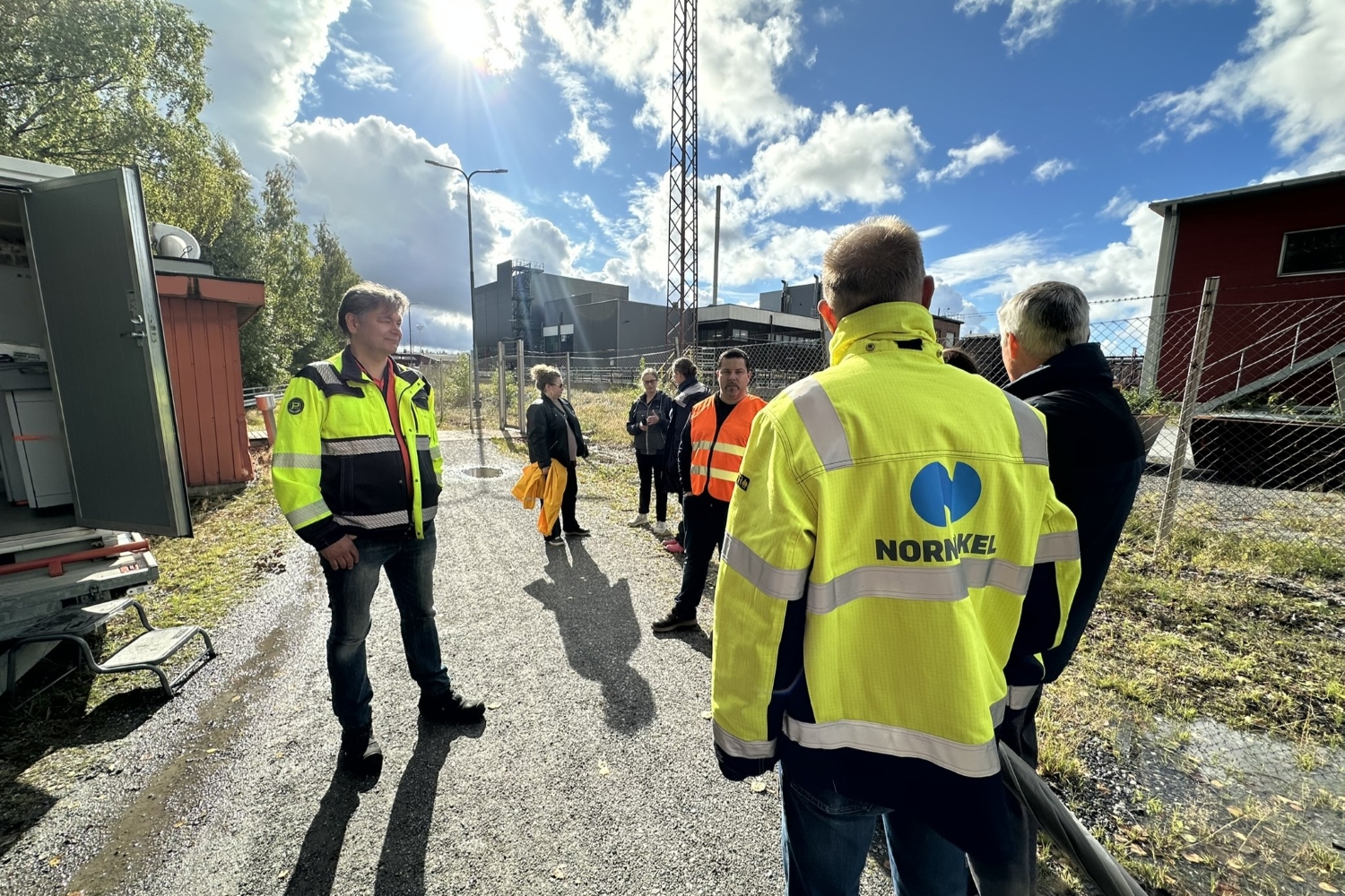 ROSS Demopäivä 1 Henkilöitä seisomassa ulkona ja keskustelemassa keskenään