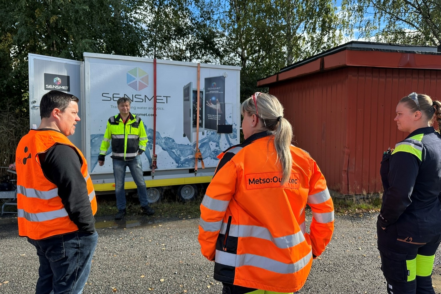 ROSS Demopäivä 5 Henkilöitä seisomssa ulkona mittauskontin edessä.