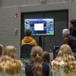 Aivosähkökäyrä Oppilas suorittaa aivosähkökäyrätehtävää muiden seuratessa