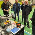 Bin picking Yristysedustajia seuraamassa robotin toimintaa