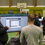 Cobot Yritysedustaja tutustuu yhteistyörobottihitsaukseen liittyvään ständiin.