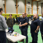 ETS Lindgren Yritysedustajat keskustelevat asiantuntijoiden kanssa.