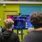 Kybersankarit Kuva tv:stä, jonka näytöllä näkyy ote pelistä.