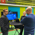 Kytee Vierailija keskustelemassa asiantuntijoiden kanssa