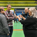 Modernisointipalvelu Yritysedustajia keskustelemassa RoboAI:n asiantuntijoiden kanssa.