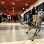 Robottikoira tervehtii Robottikoira heiluttaa lapsille