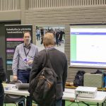 Tau Vieraita tutustumassa Tampereen yliopiston tekoälypisteeseen.